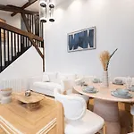 Chic Parisian Loft In Bastille Area
