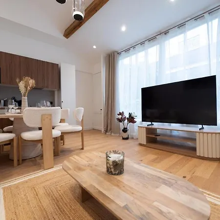 Chic Parisian Loft In Bastille Area