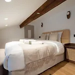 Апартаменты Chic Parisian Loft In Bastille Area *